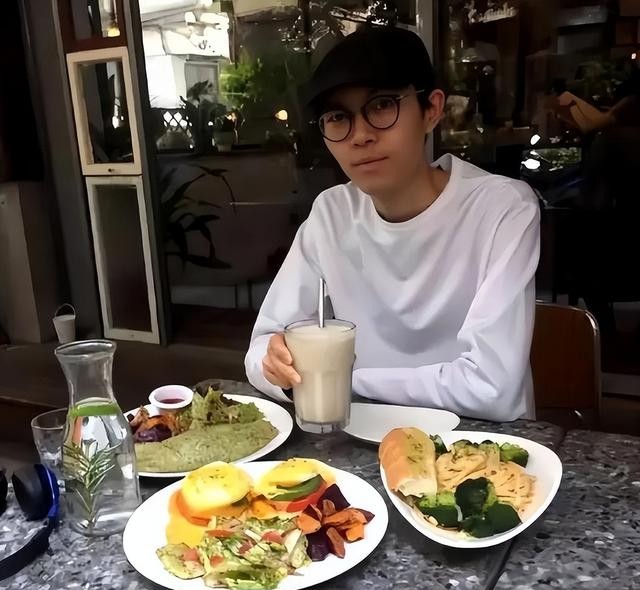 张静初还在宣传吃素，网友群嘲别害人了，为带货啥也敢说