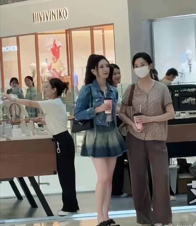 江疏影36岁素颜被怼拍,穿着甜美皮肤水嫩,温温柔柔人超好