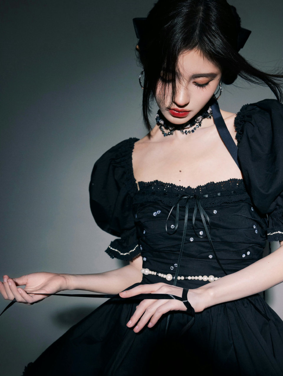 谁准她这么穿？鞠婧祎一身黑美到犯规，好身材藏都藏不住