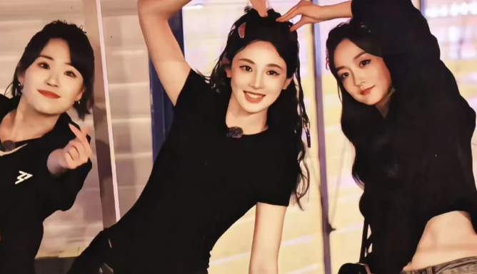 撕上热搜，她俩的滤镜全碎了？