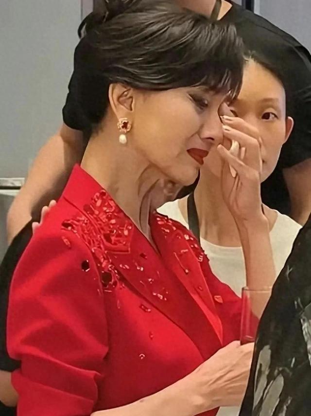 太难了!赵雅芝活动现场哽咽流泪 ,七十二岁的她是全家人的顶梁柱