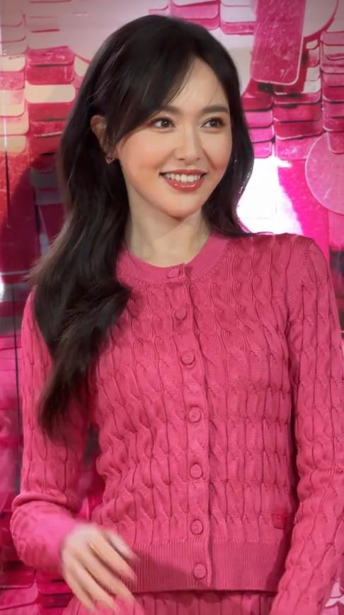 唐嫣出席线下活动，小腿白皙纤细、胯大腰圆，才懂珠圆玉润有多美