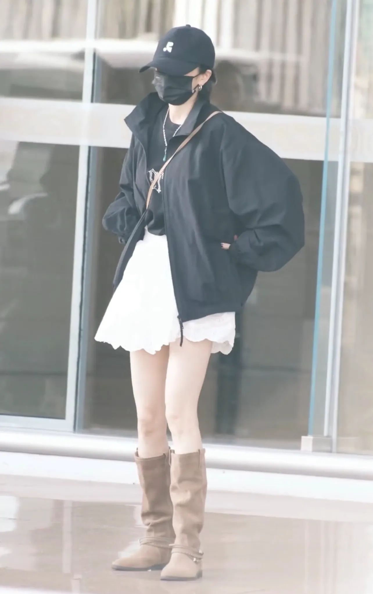 杨幂可真会穿！穿黑色夹克+白色半身裙+长靴，时髦洋气还显身材！ ?