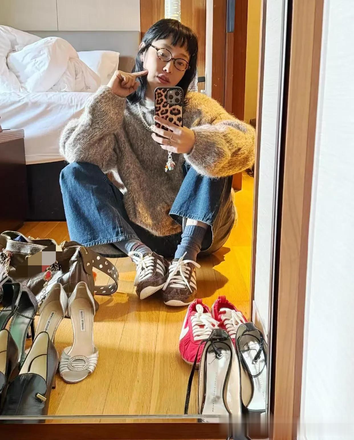 白百何剪刘海大变样！穿浅灰毛衣+牛仔裤+德训鞋，时髦减龄又高级