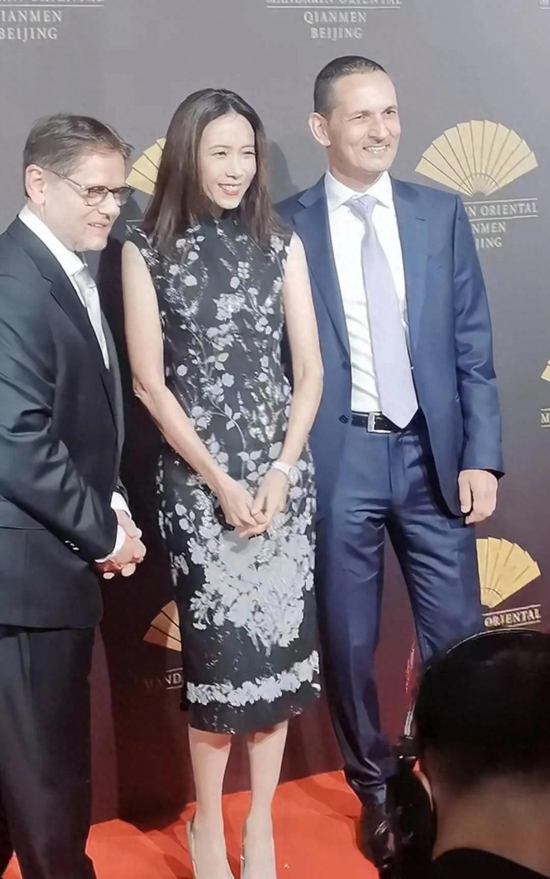 莫文蔚和老公现身南京江心洲，牵手散步看日落，像偶像剧一样浪漫