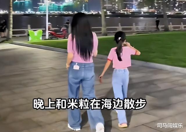 伊能静带全家珠海度假，8岁米粒戴斜视矫正眼镜，给爷爷扇风解暑