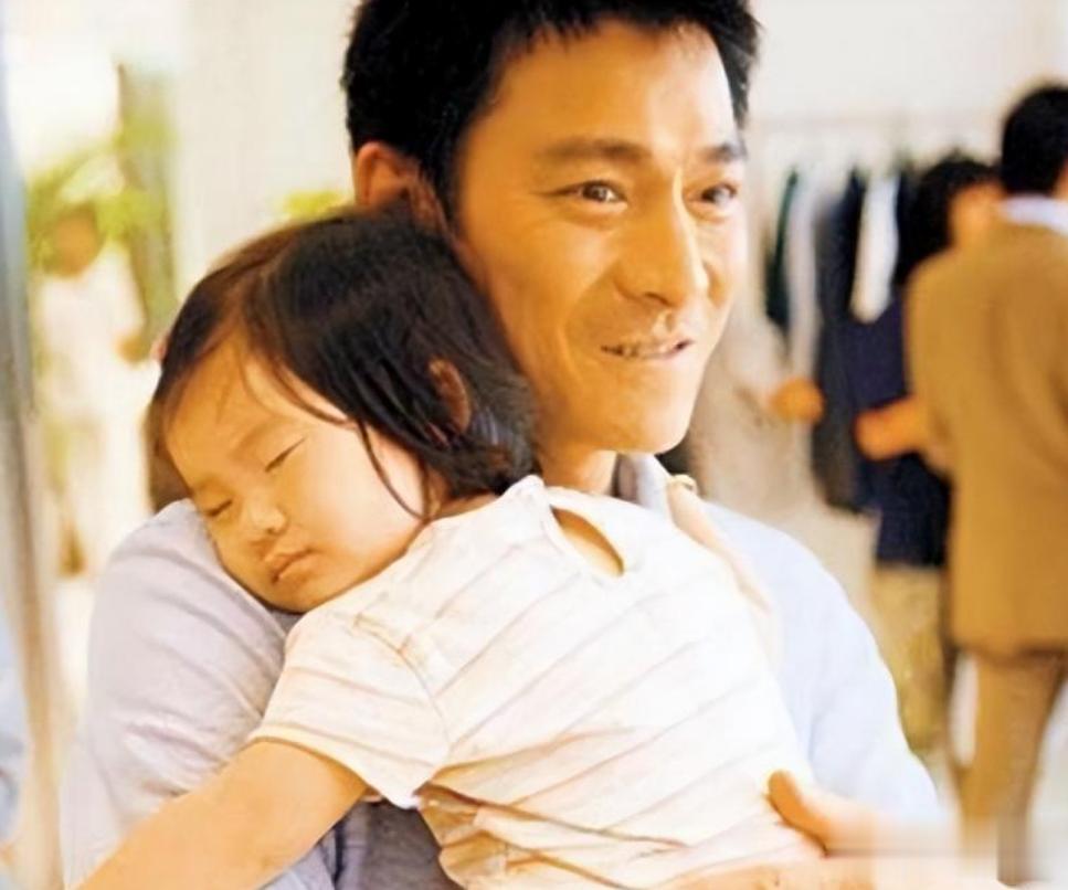 钱赚够了不装了?和朱丽倩恩爱17年的刘德华,今女儿态度说明一切