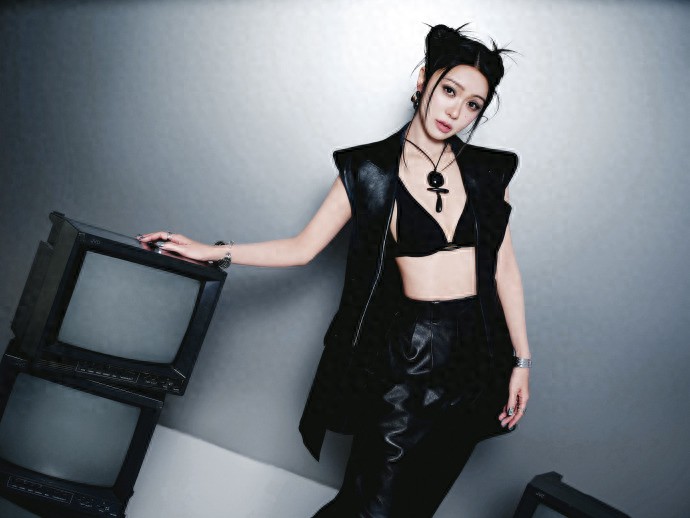 薛凯琪脚踩黑色高跟，一身皮衣穿搭又酷又性感