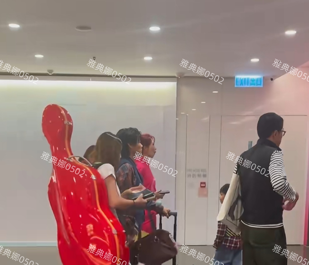 商场偶遇蔡少芬一家，大女儿不仅个子高背上的红色大提琴也很显眼