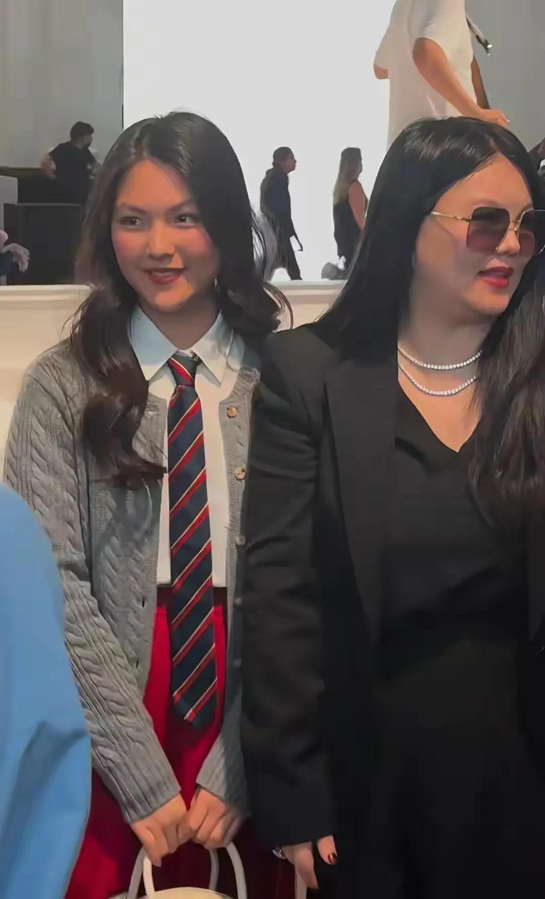 李湘现身伦敦，黑衣都难掩臃肿身形，身边王诗龄头大脸圆赛过亲妈