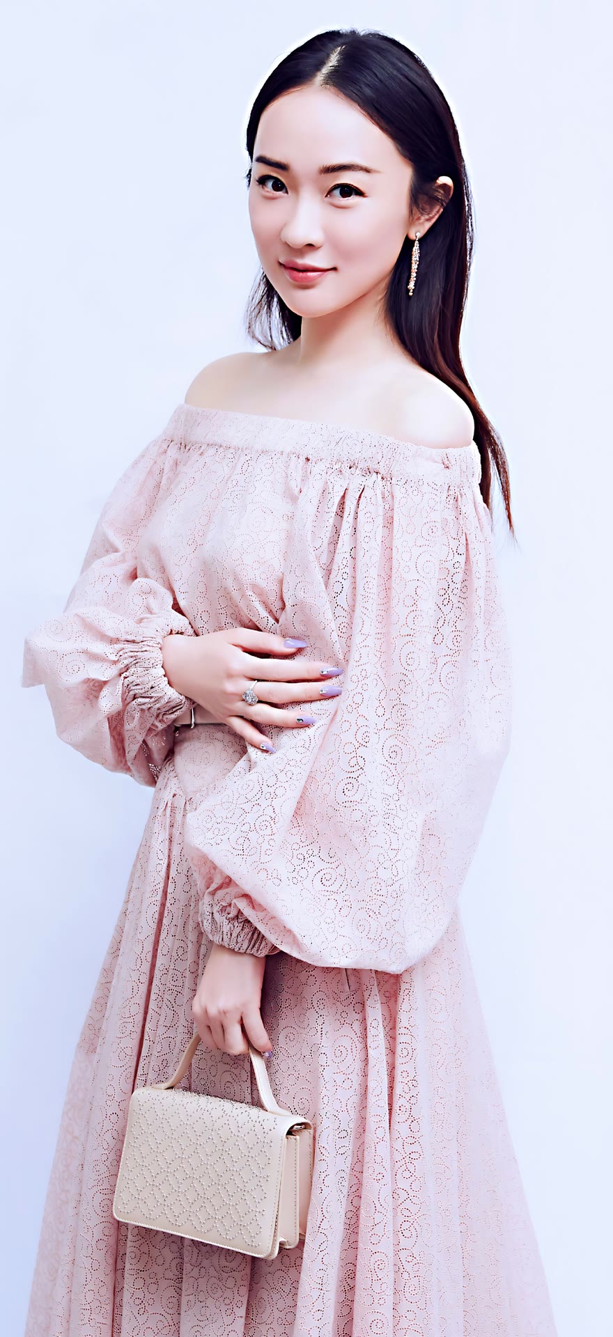 谁能不爱佟丽娅?白裙红唇+珠宝,状态封神