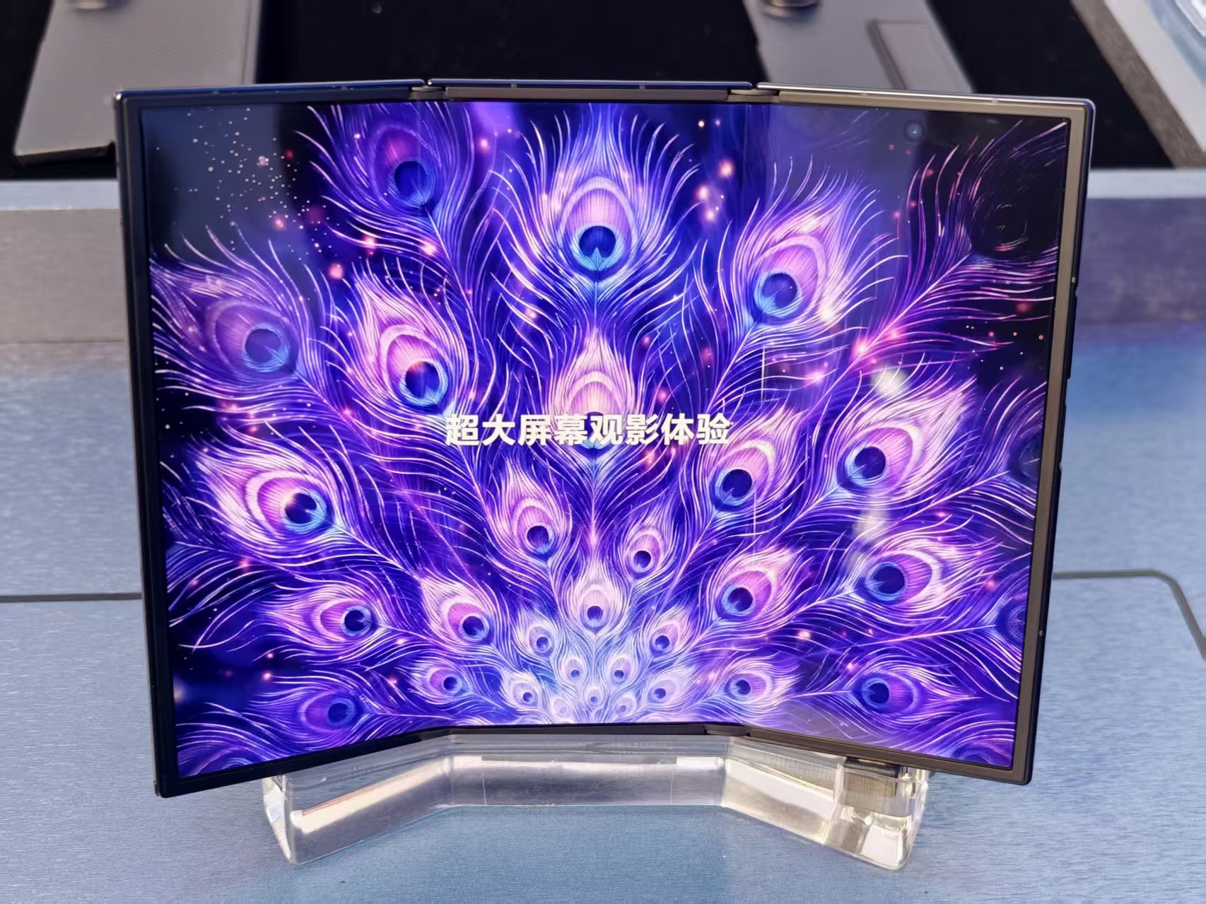 中國(guó)首秀！19999元的三星三折疊來(lái)了，真機(jī)上手體驗(yàn)，屏幕交互有點(diǎn)驚艷