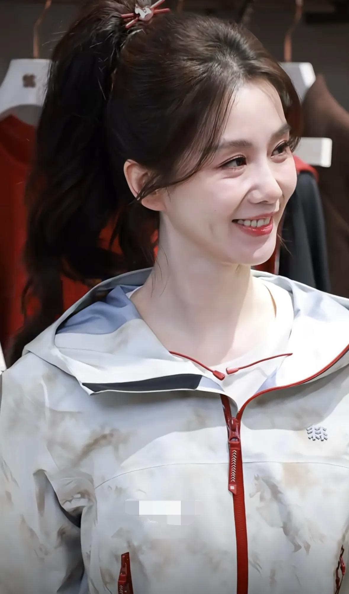 刘诗诗出席活动，脖子太长了看着很奇怪，虽然扎高马尾但皱纹明显