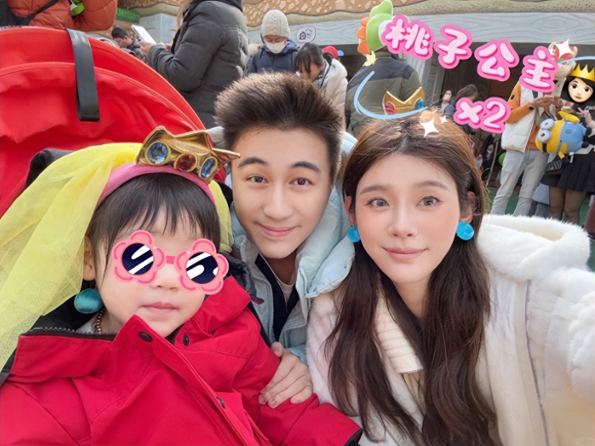 36岁奚梦瑶晒复古大头贴！穿新中式大玩下衣消失，一双腿又白又长