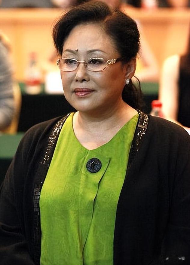 瑞士老公去世后，76岁斯琴高娃变得“面目全非” 近照年轻到认不出