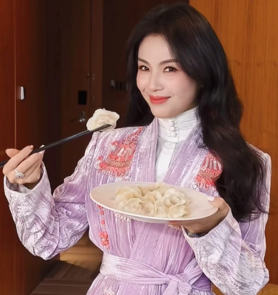 刘涛穿淡紫色新中式套装配微卷长发，美得好耀眼