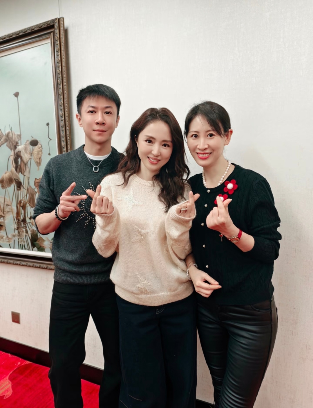 友人晒与董璇张维伊聚餐照，姜潮麦迪娜夫妇、主持人杨帆也来了