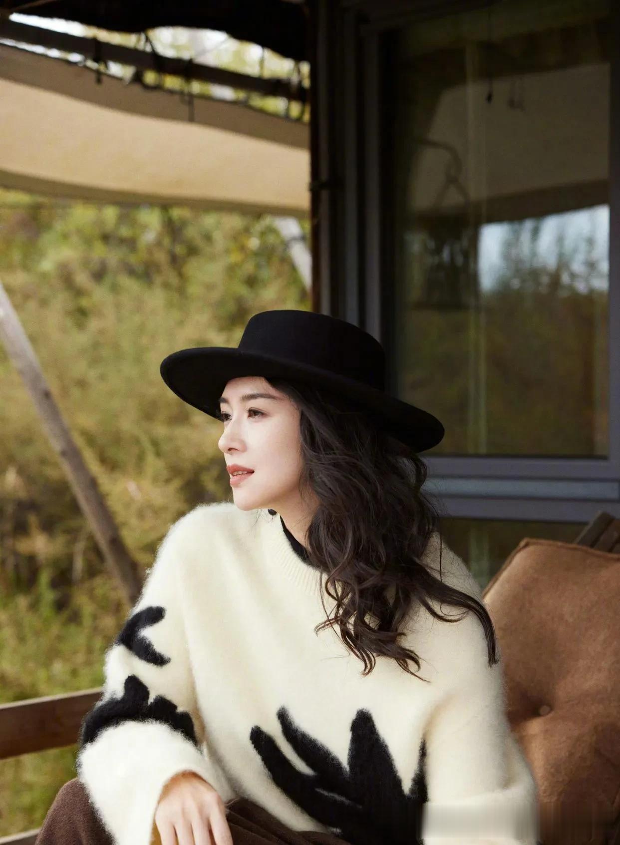 章子怡烫了微卷发气质大变！米白毛衣+黑色礼帽，高级又洋气