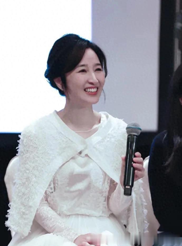 被61岁“关咏荷”惊艳到!穿白色披肩+白色百褶裙,优雅又高级!