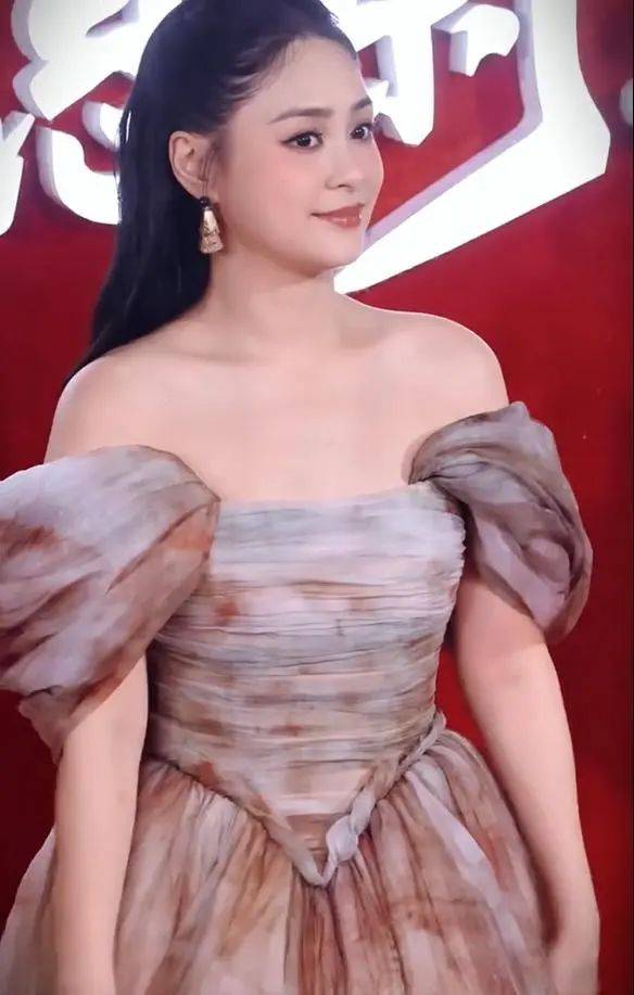 阿娇红毯翻车实录:造型是来报仇的吗?