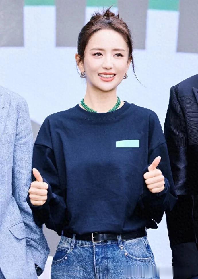 佟丽娅恢复单身后气质越发年轻!穿圆领卫衣+牛仔裤,减龄又时髦