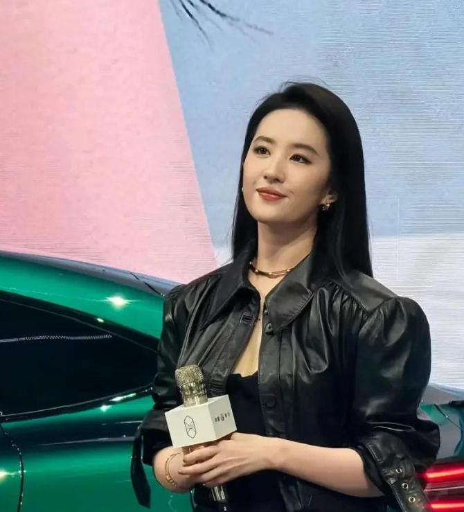 刘亦菲轻松逛街购物，慵懒打扮，踩着人字拖穿着短裤，随意又休闲