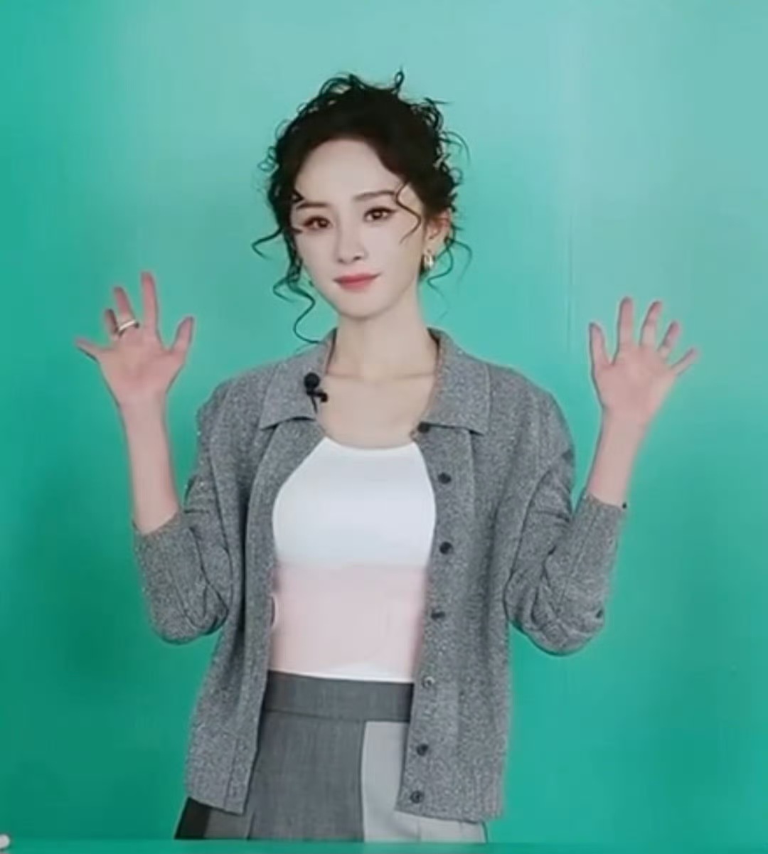 杨幂昨晚直播造型有突破，90年代复古影楼风的泡面卷盘发引发热议