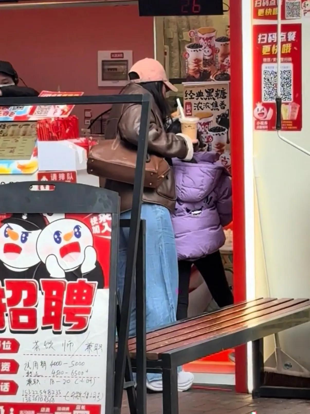 郭晶晶霍启刚一家逛街，不戴口罩接地气，霍震霆获孙子同意一起玩