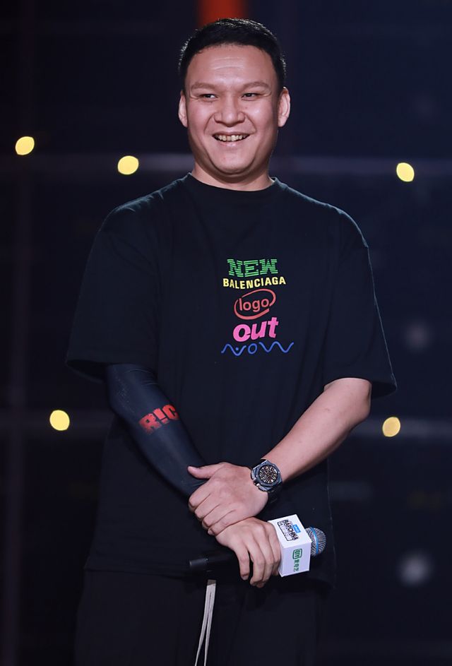 导演车澈与女星乃万拥抱被拍，街头小便引争议，李嘉格官宣已离婚