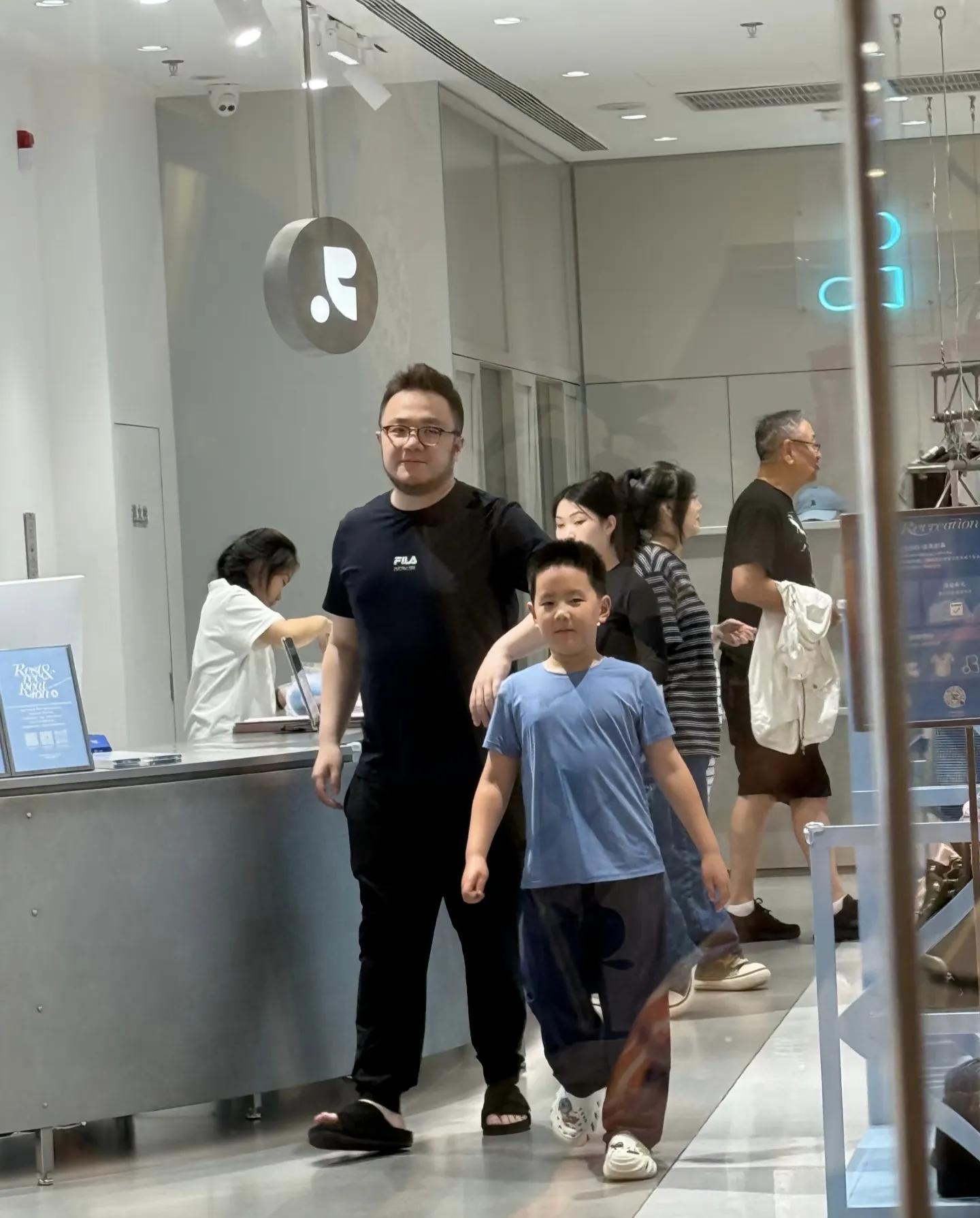 宋丹丹全家人在三里屯逛街,她和儿媳穿同款衣服,婆媳俩非常亲近