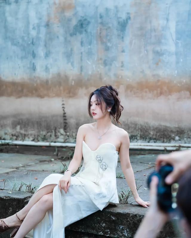 蔡文静撑着油纸伞的江南烟雨，白色抹胸套裙配慵懒流苏盘发好美