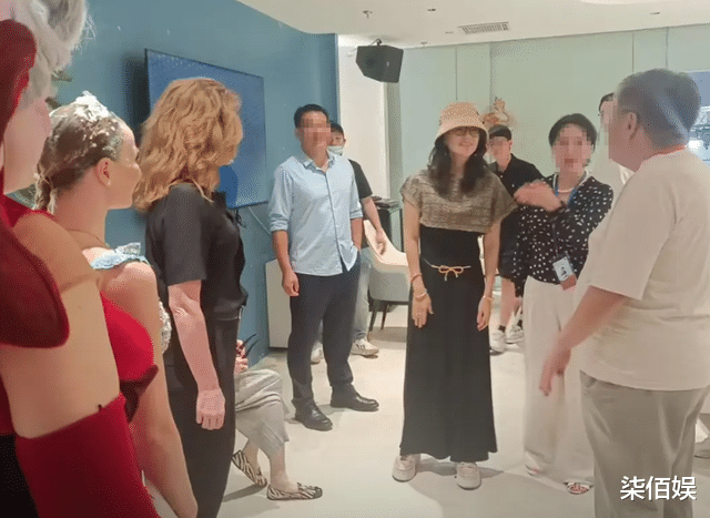 章子怡带女儿看演出,笑容温柔没有巨星气势,醒醒遗传汪峰近视眼