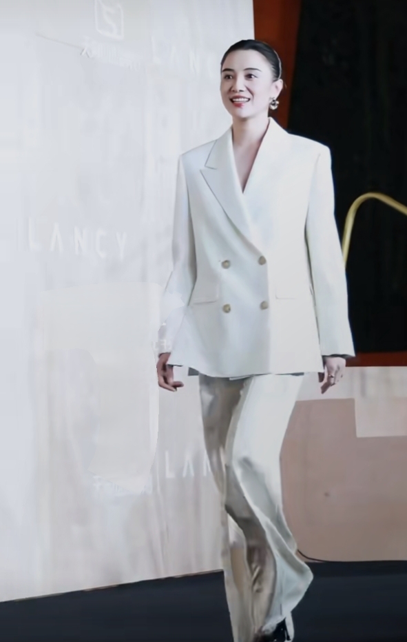 宋佳活动造型，白色西装套装干练吸睛，利落盘发衬出优雅气质