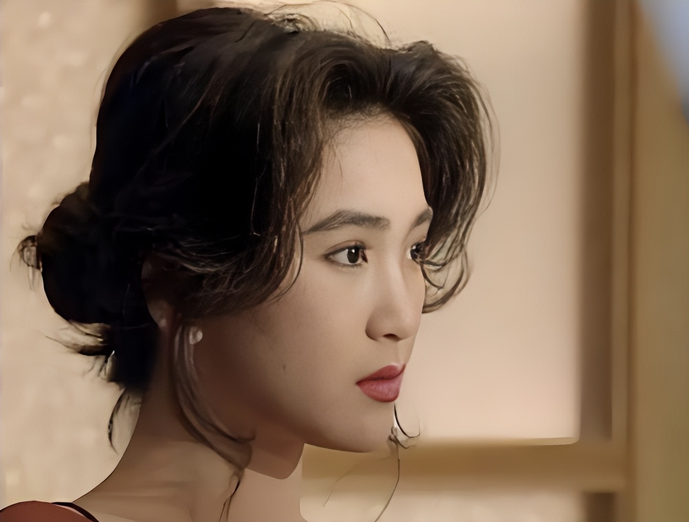 正脸美若天仙，侧脸颜值下凡接地气，这8位女星的正侧脸反差真大