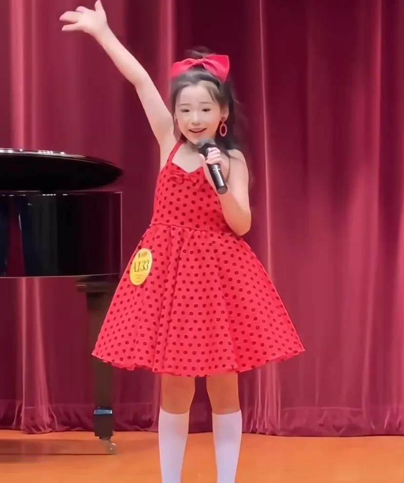 小酒窝香港参加声乐比赛，身穿波点红裙，落落大方歌唱太有明星范
