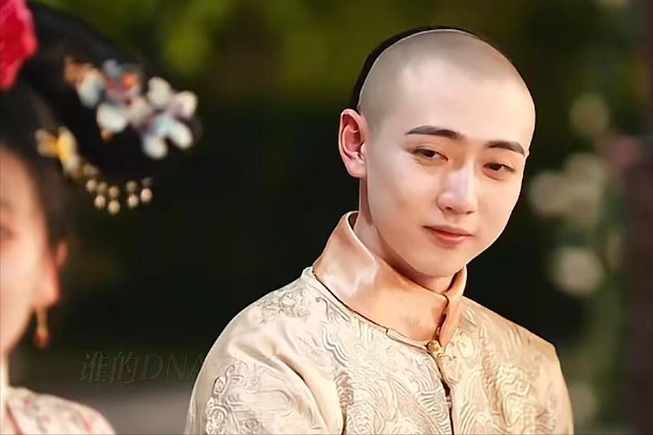 古偶丑男再添猛将,浓妆艳抹,“车座子脸”,小厮相,还糟蹋经典