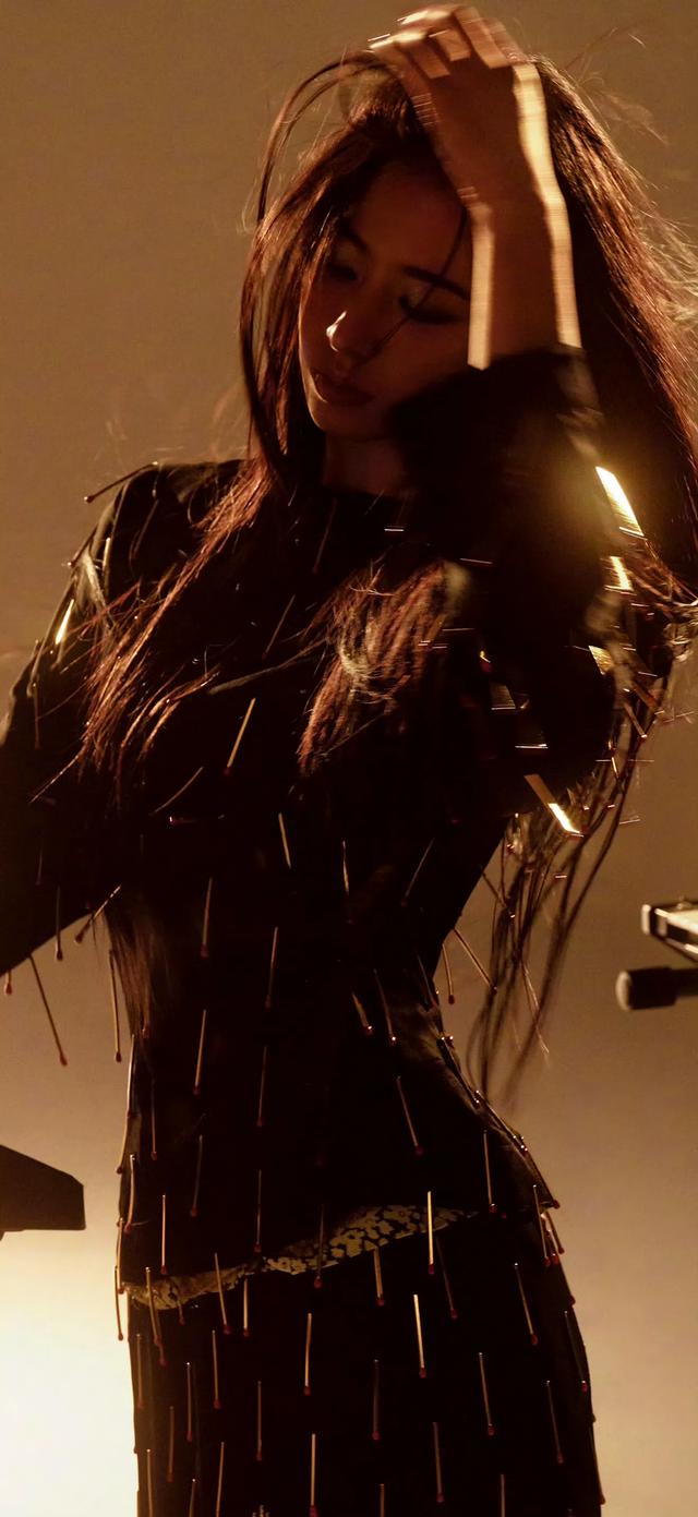 周雨彤最新妆造大片绝美壁纸氛围感拉满，周雨彤太美了