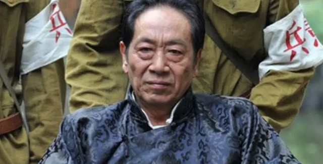 78岁王奎荣,一头白发,与小37岁娇妻一起,抚养年幼子女