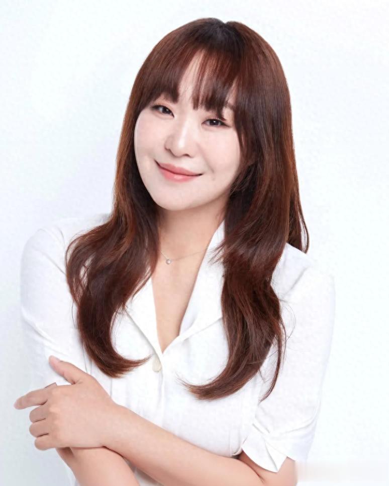 韩国女星抚养4个孩子,没想到又怀上第5胎,面对镜头满脸无奈