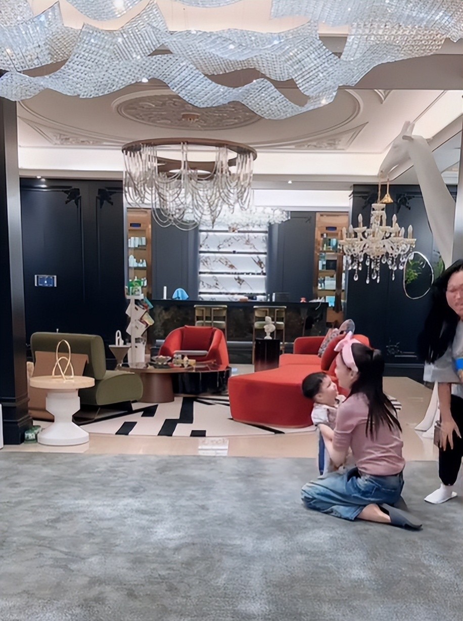 赵本山1岁外孙会走了！球球晒小皮豪宅内学走路，马丽娟满脸慈爱