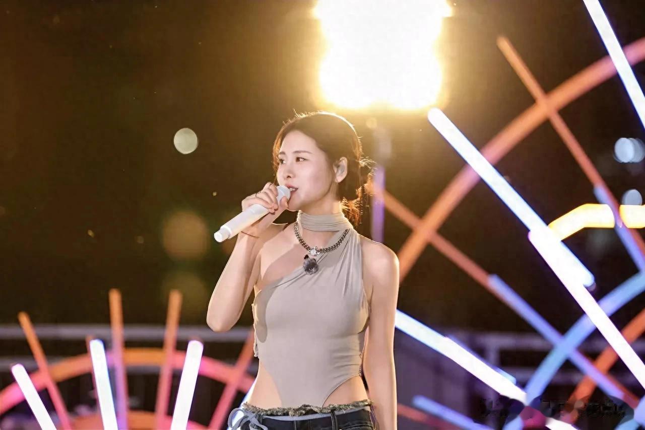 张碧晨穿连衣裤现身线下活动，勒太紧，造型一言难尽怎么穿上的？