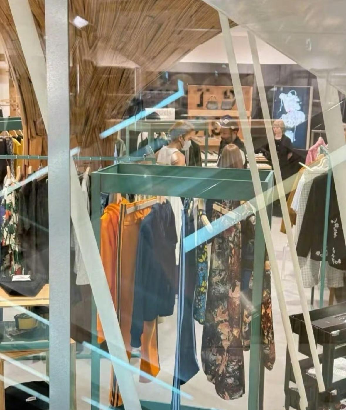 王心凌吴克群被偶遇，曾多次合体同游逛街，被扒出多个同款饰品