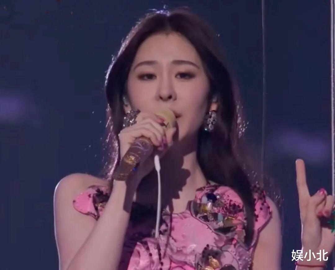 跨年晚会状况多:歌手跑调,演员假唱,主持人台下痛哭