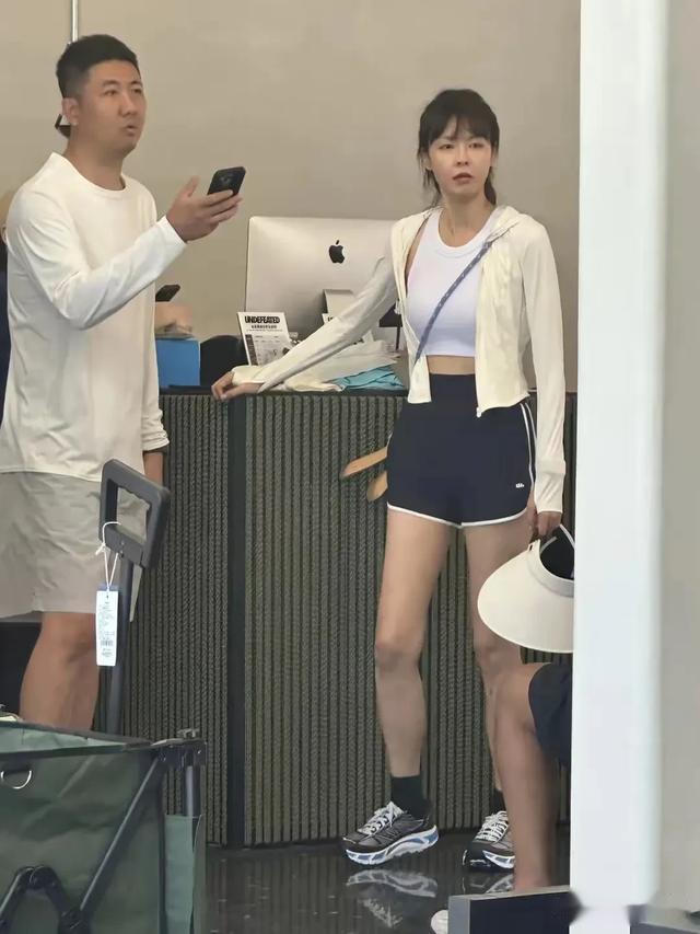 李艾夫妇在河北度假，被偶遇在服装店购物，张徐宁憔悴显疲惫