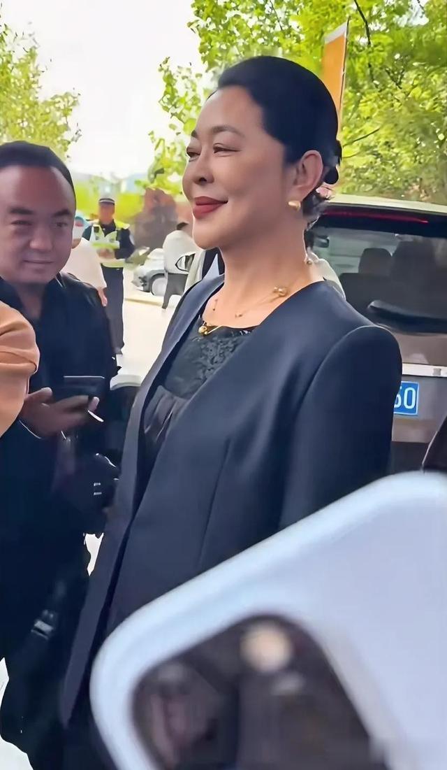 惊！66岁倪萍被偶遇，弯腰驼背且下巴遭吐槽太假