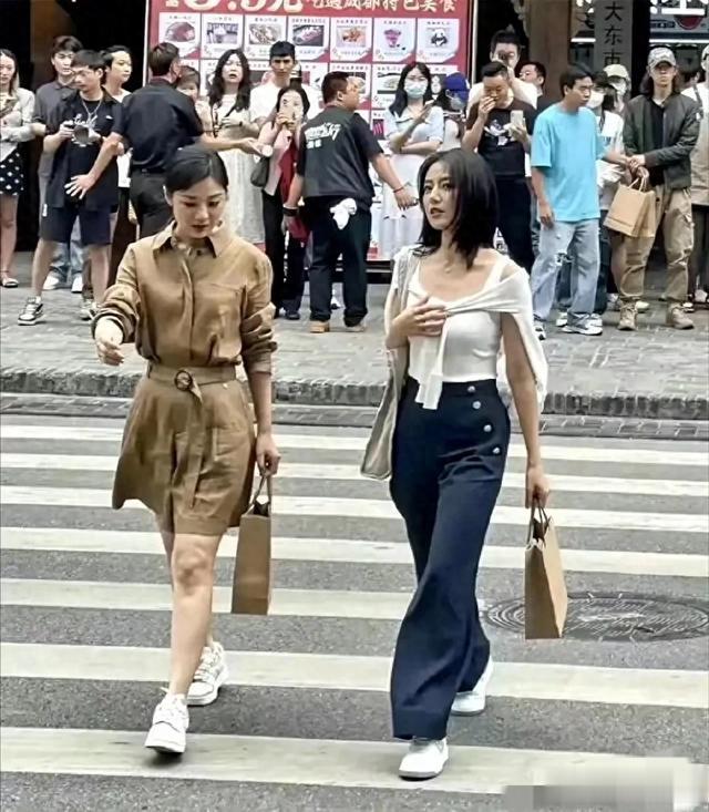 高圆圆街上被偶遇，本人和照片里一样漂亮，气质优雅，美丽动人