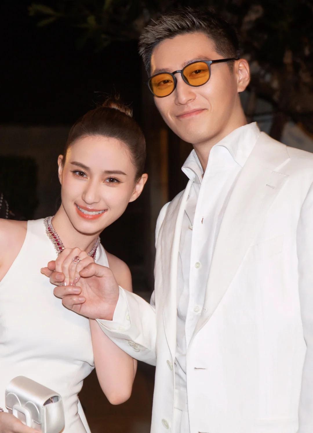 32岁杨采钰与34岁何超莲同框，一个惊艳一个秃头，没对比就没伤害