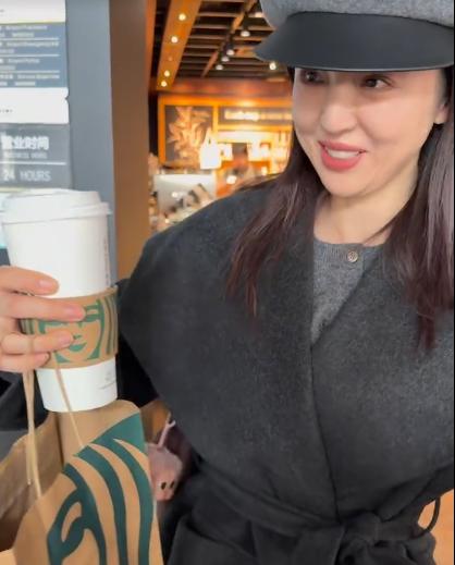 董璇现身机场情绪低落!脸上褶多又僵又肿,挺肚走路被调侃有孕味