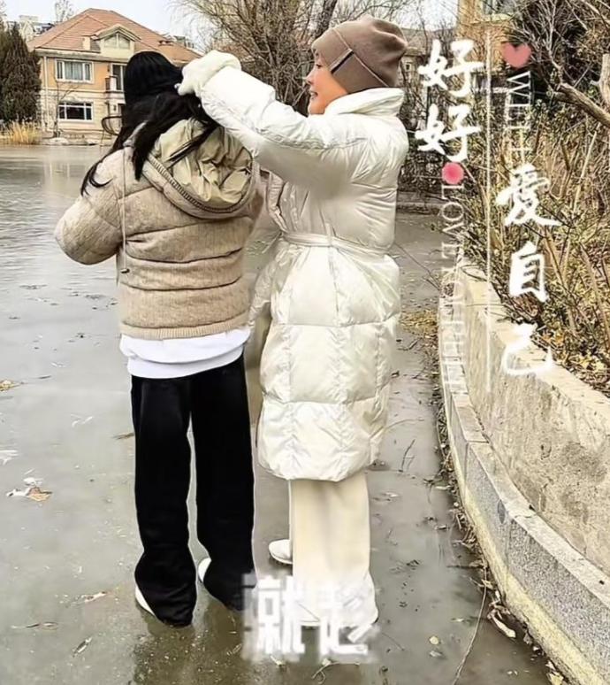 汪小菲专心陪马筱梅待产！玥儿箖箖在奶奶家吃饭香，很爱北京的雪