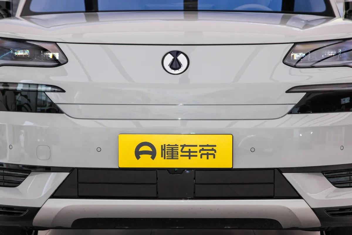 试驾2026款腾势N9,全系标配易四方、2.0T插混,上新五色惹人爱。